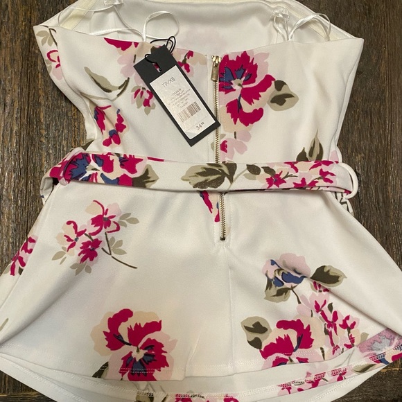 ✨NWT Floral Peplum Top ✨ - Picture 2 of 2